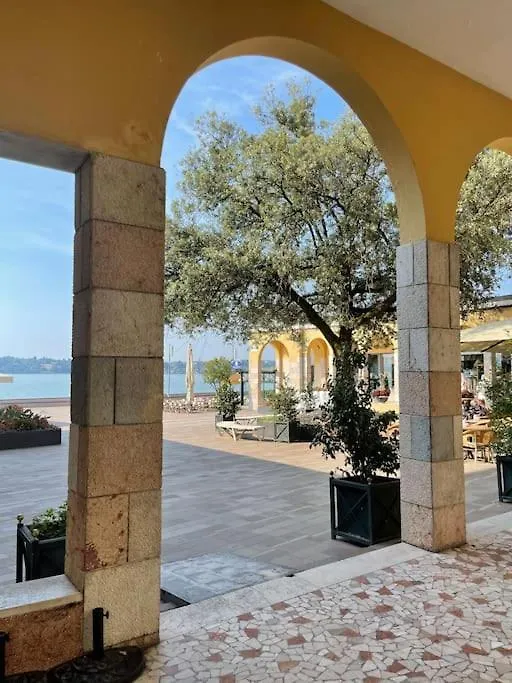 Apartment Appartamento Vista Lago! Gardone Riviera Italien